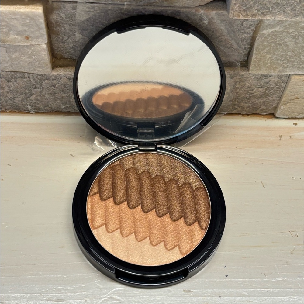 Cheveron Eye Shadow Compact - Shades of Mocha - Picture 2 of 3